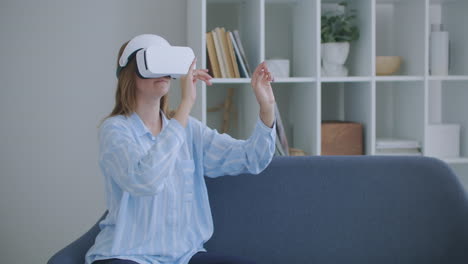 Junges-Mädchen-Im-Virtual-Reality-Headset-Scrollt-In-Der-Luft-Zu-Hause,-Technologiekonzept.-Junge,-Fröhliche-Frau-Mit-Virtual-Reality-Headset,-Die-Sich-Zu-Hause-Im-Bett-Einen-360-VR-Videofilm-Ansieht.